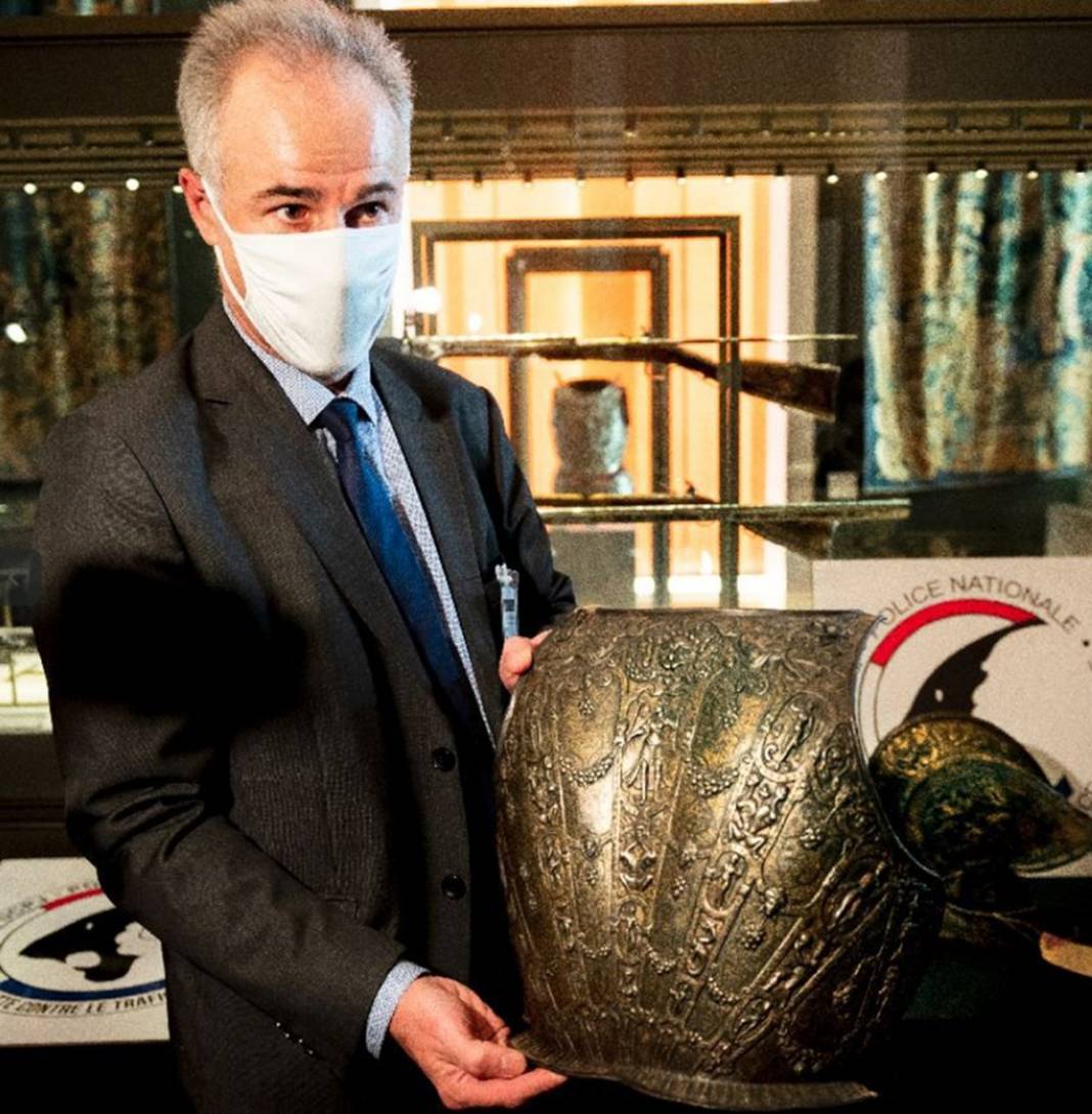 Louvre Müzesi’ne 38 yıl sonra döndü! Antik miğfer ve zırh gizemini hala koruyor 3