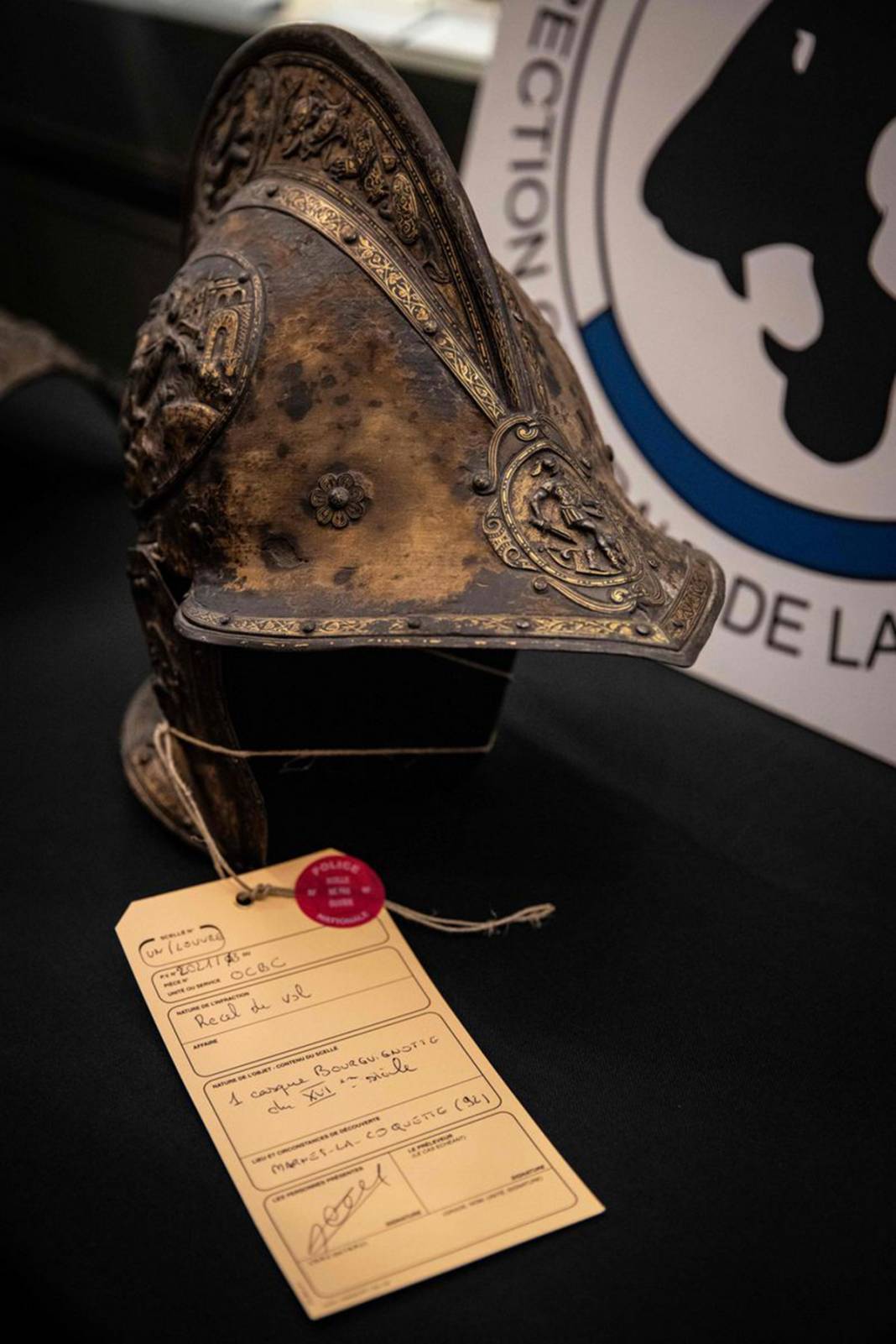 Louvre Müzesi’ne 38 yıl sonra döndü! Antik miğfer ve zırh gizemini hala koruyor 8