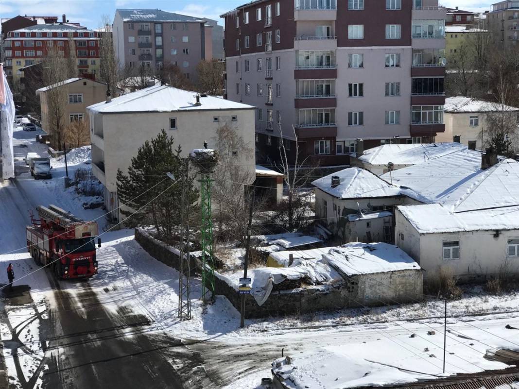 Kar ve buzdan temizledikleri yuvaya ekmek bıraktılar 9