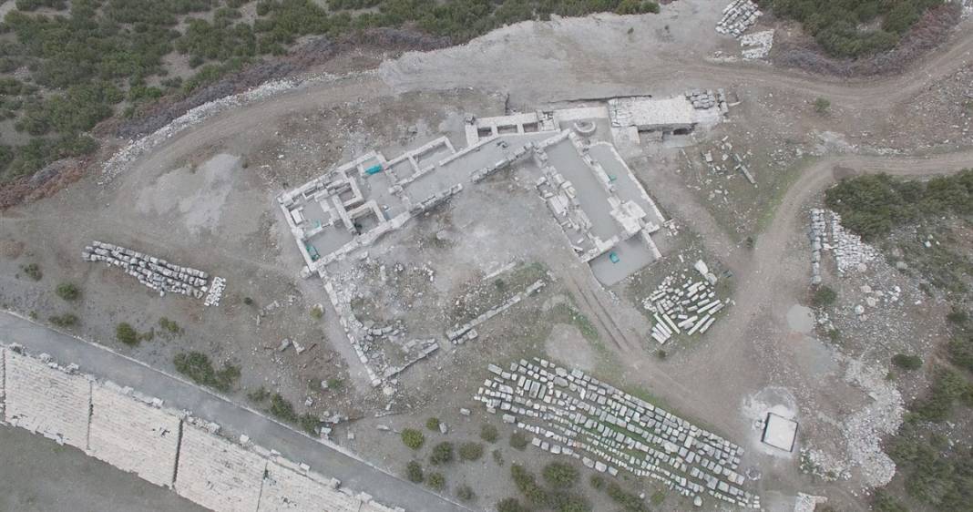 Burdur'da gün yüzüne çıktı! Kilise içindeki 30 mezarın sırrı 2