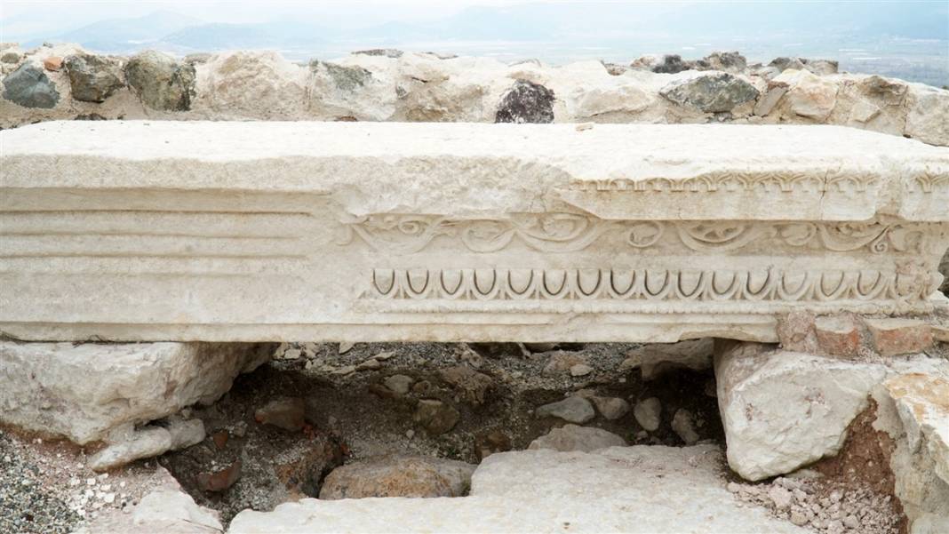 Burdur'da gün yüzüne çıktı! Kilise içindeki 30 mezarın sırrı 4