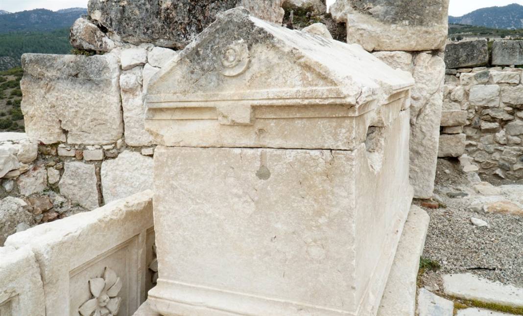 Burdur'da gün yüzüne çıktı! Kilise içindeki 30 mezarın sırrı 5