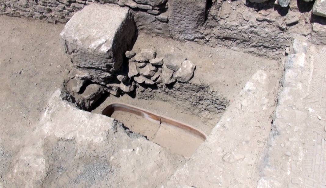 Burdur'da gün yüzüne çıktı! Kilise içindeki 30 mezarın sırrı 6