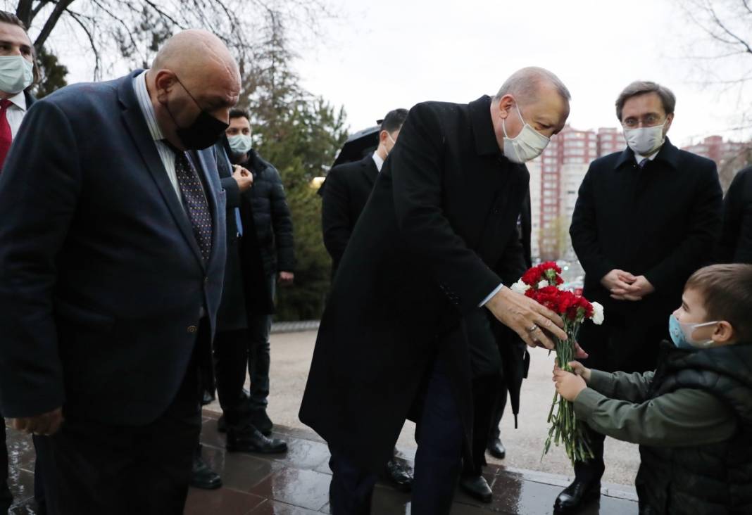 Erdoğan'dan Türkeş'in mezarına ziyaret... Tuğrul Türkeş karşıladı 2