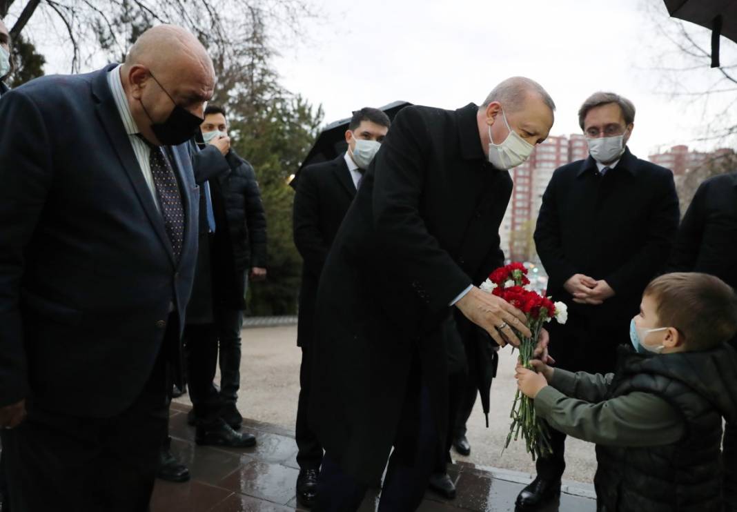 Erdoğan'dan Türkeş'in mezarına ziyaret... Tuğrul Türkeş karşıladı 3
