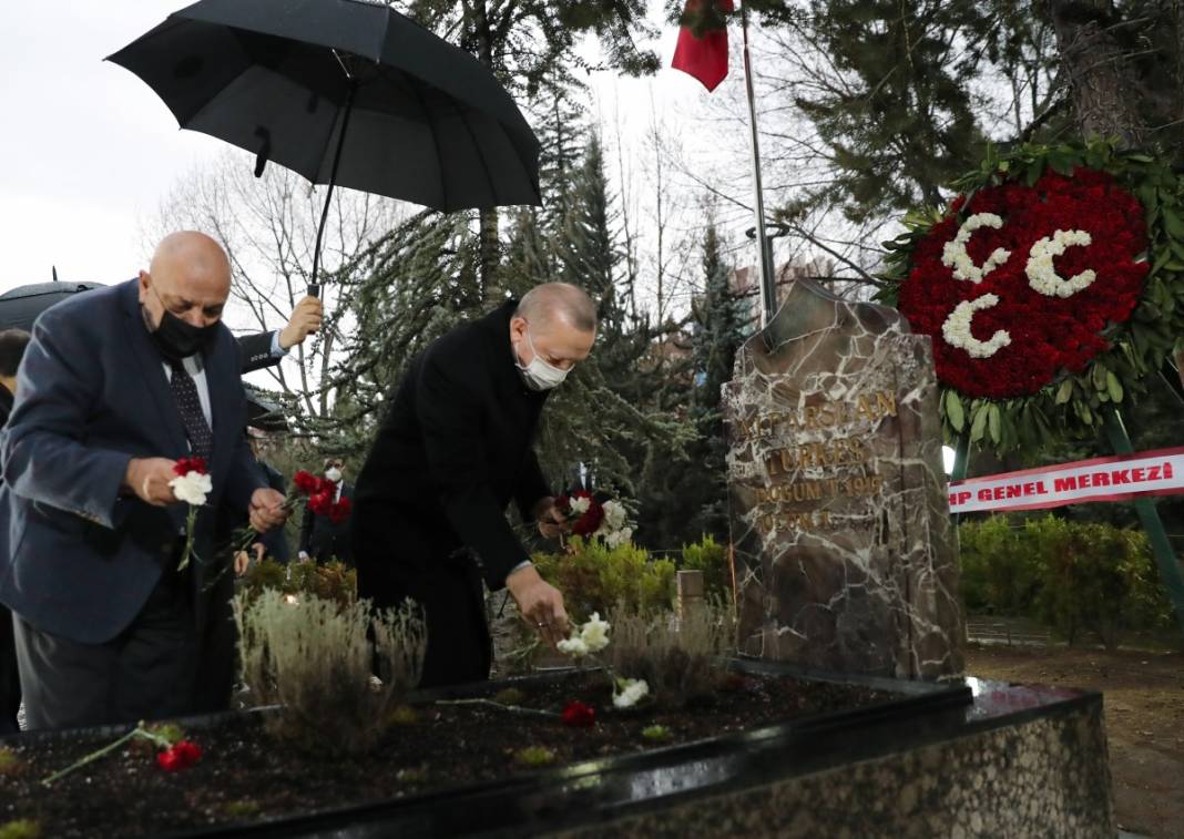 Erdoğan'dan Türkeş'in mezarına ziyaret... Tuğrul Türkeş karşıladı 5