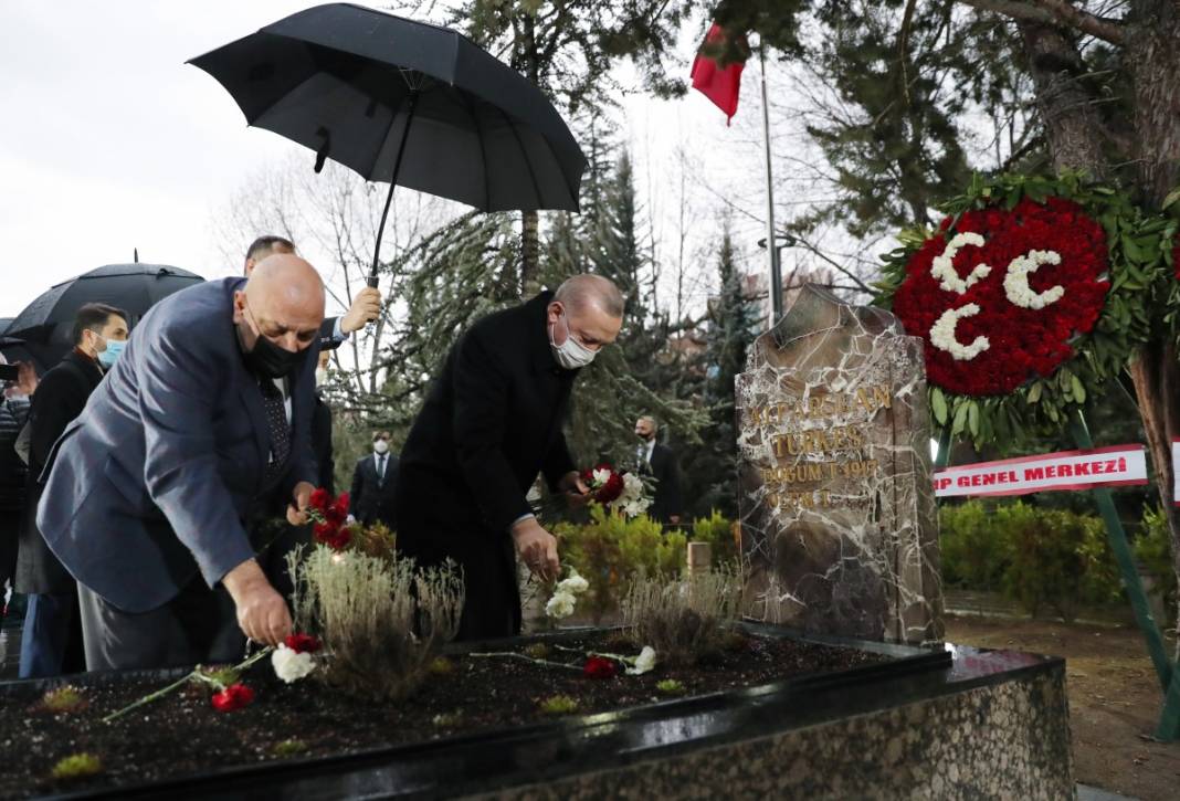 Erdoğan'dan Türkeş'in mezarına ziyaret... Tuğrul Türkeş karşıladı 6
