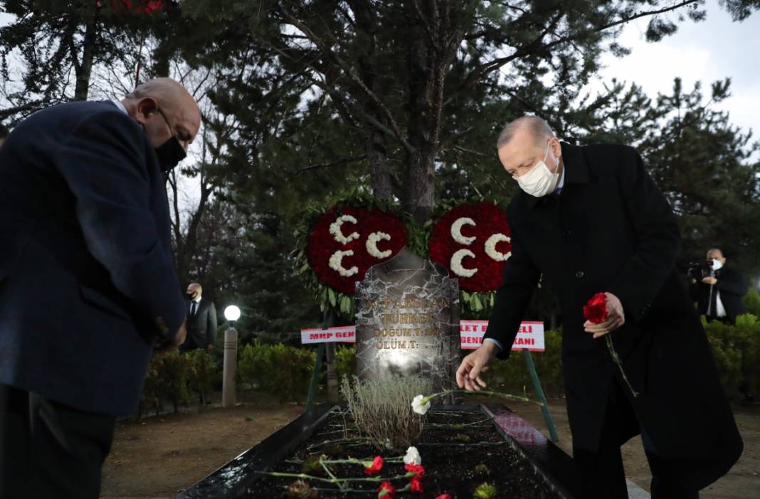 Erdoğan'dan Türkeş'in mezarına ziyaret... Tuğrul Türkeş karşıladı 8