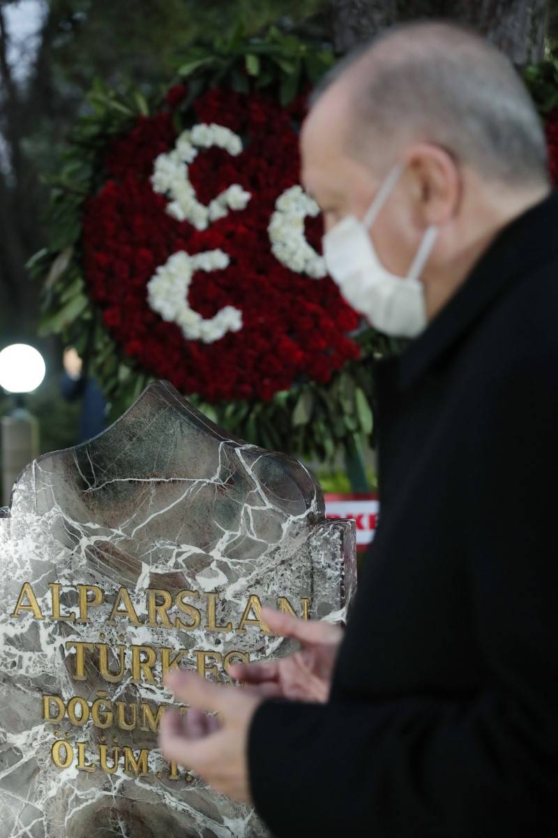 Erdoğan'dan Türkeş'in mezarına ziyaret... Tuğrul Türkeş karşıladı 13