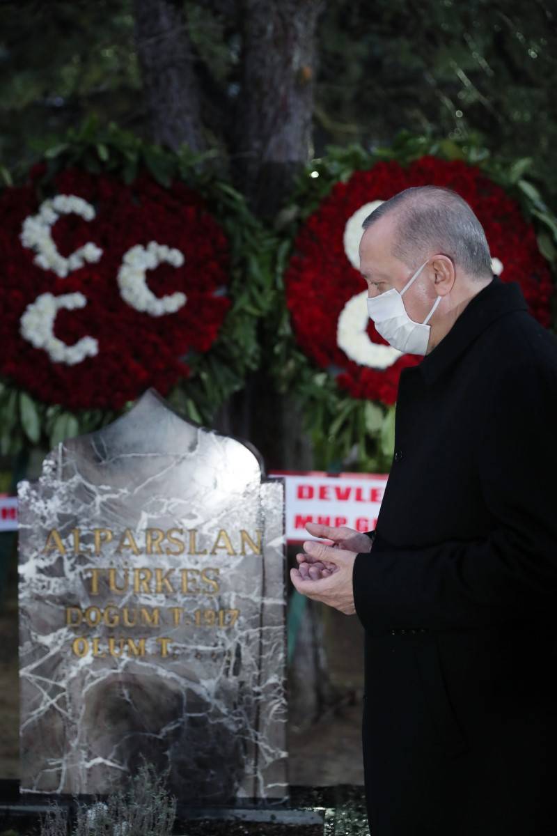 Erdoğan'dan Türkeş'in mezarına ziyaret... Tuğrul Türkeş karşıladı 14