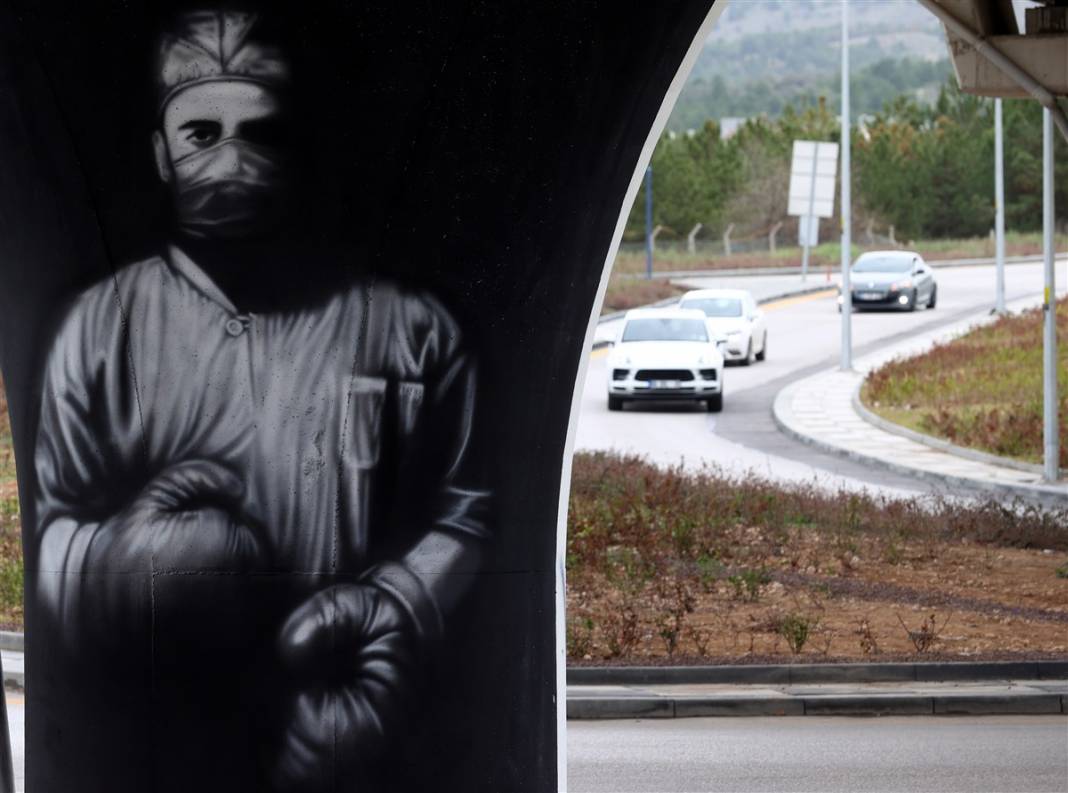 Mansur Yavaş sosyal medyadan paylaştı! Sağlık çalışanlarına grafiti yolu 25