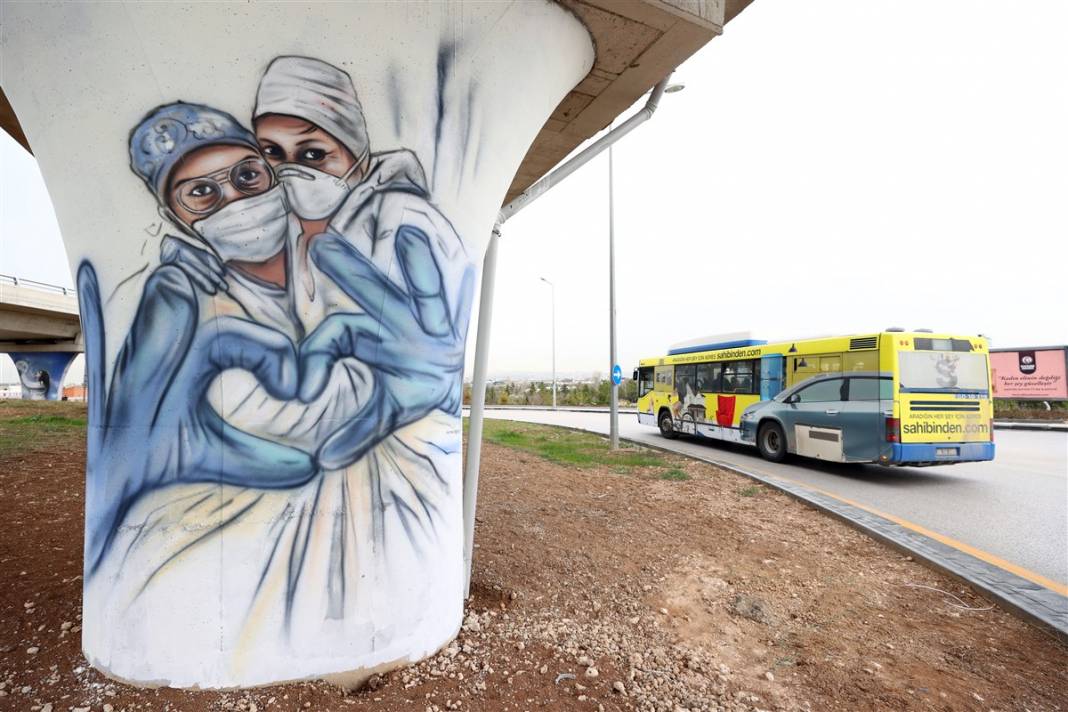 Mansur Yavaş sosyal medyadan paylaştı! Sağlık çalışanlarına grafiti yolu 33