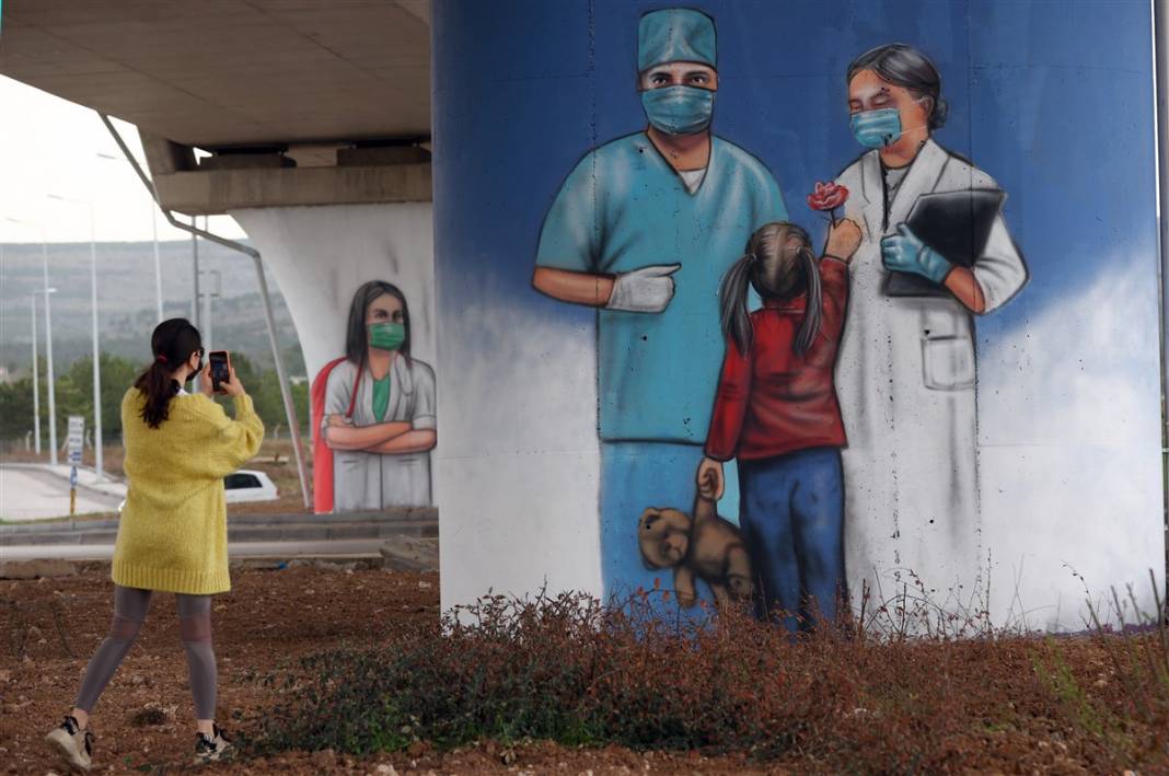 Mansur Yavaş sosyal medyadan paylaştı! Sağlık çalışanlarına grafiti yolu 46