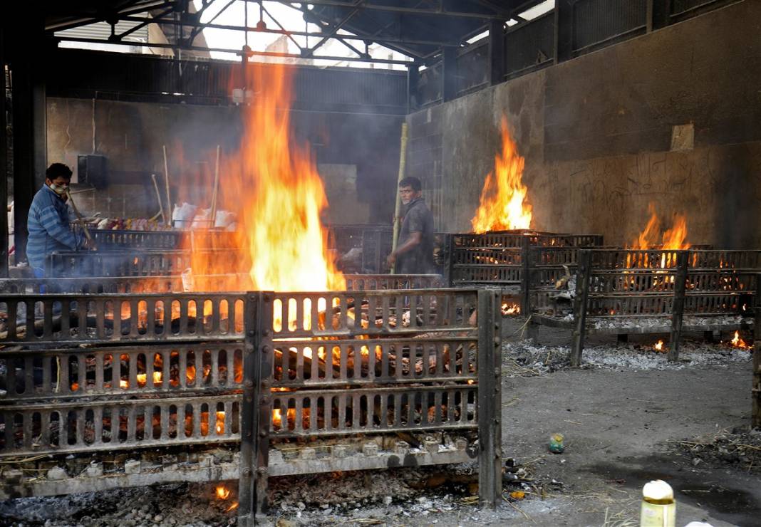 Ölüleri hiç ara vermeden yakıyorlar... O ülkeden dehşete düşüren kareler 1