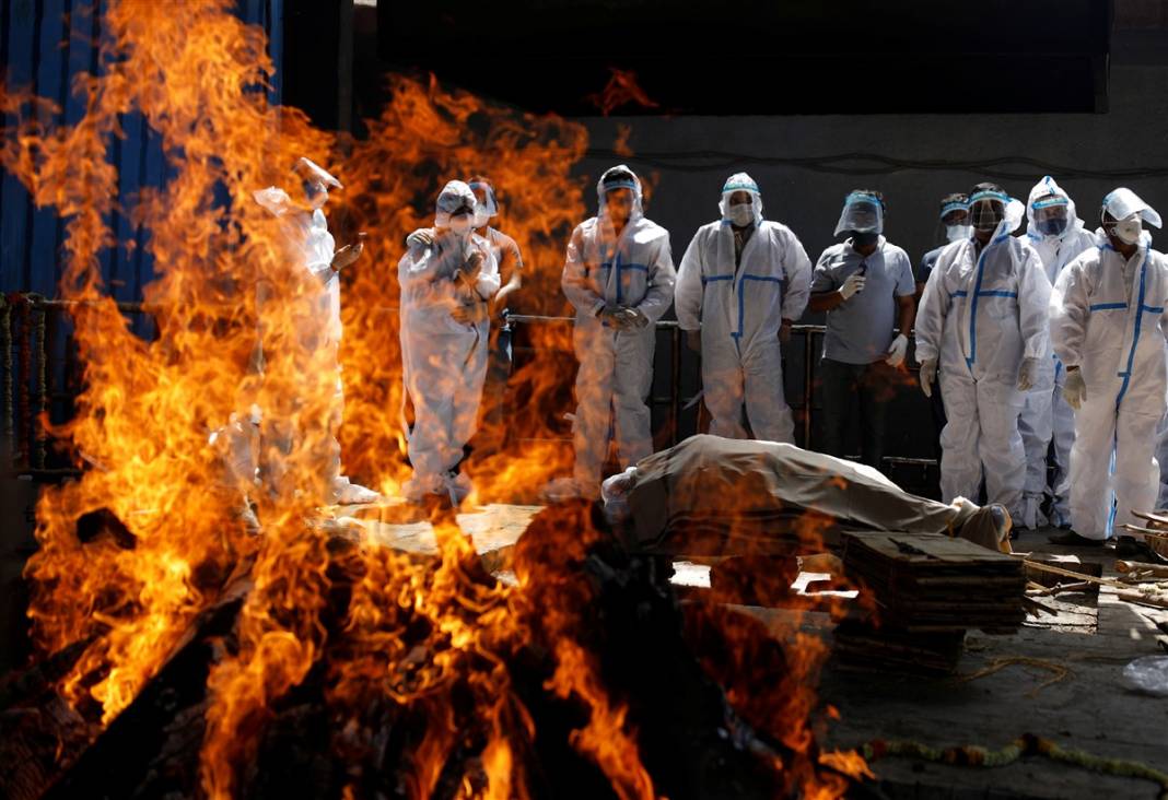 Ölüleri hiç ara vermeden yakıyorlar... O ülkeden dehşete düşüren kareler 3