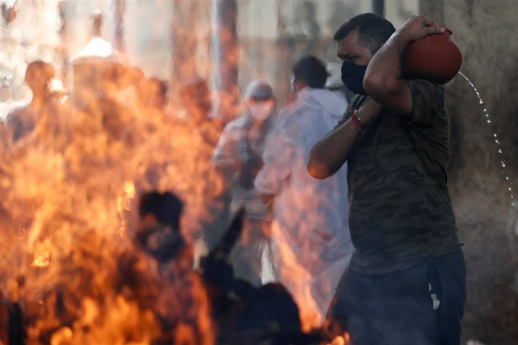 Ölüleri hiç ara vermeden yakıyorlar... O ülkeden dehşete düşüren kareler 6