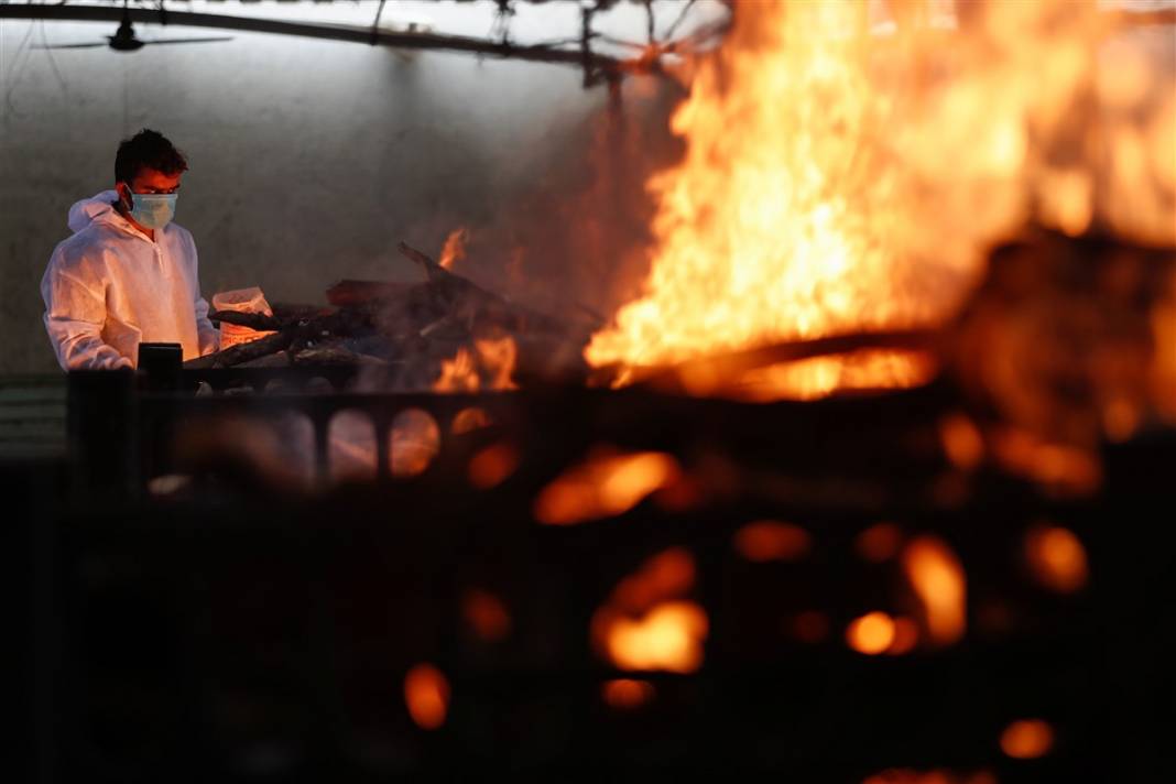 Ölüleri hiç ara vermeden yakıyorlar... O ülkeden dehşete düşüren kareler 8