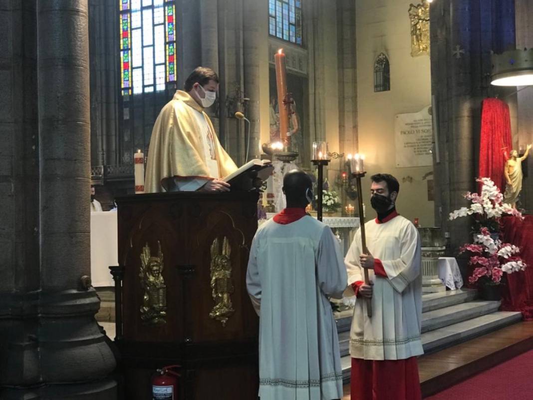 St. Antuan Kilisesi'nde Paskalya ayini 2