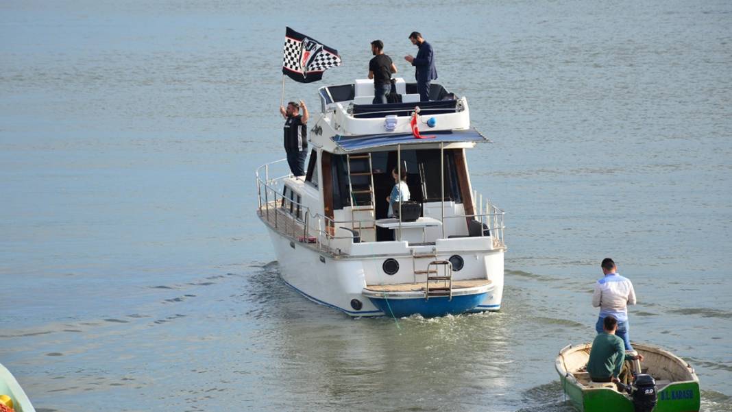 Sakarya Nehri'nde Beşiktaşlıların şampiyonluk turu 1