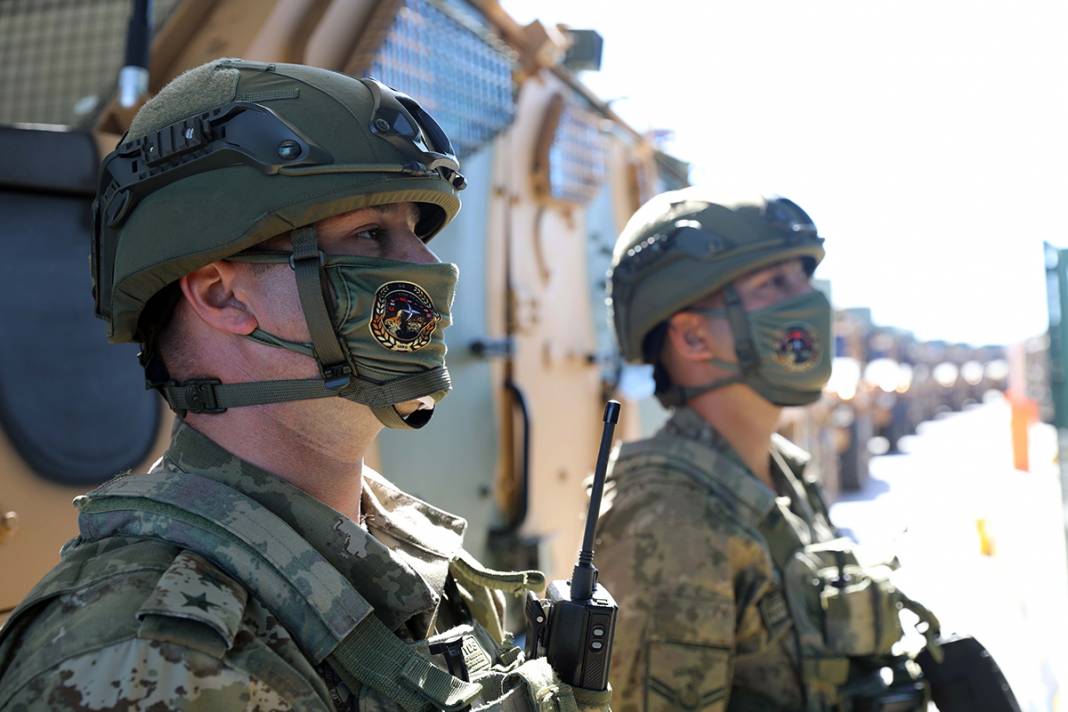 Türk askerleri Hamzabeyli Sınır Kapısı'ndan çıkış yaptı 10
