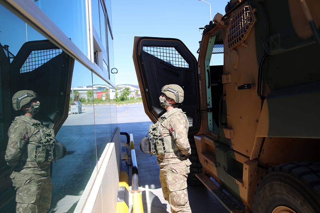 Türk askerleri Hamzabeyli Sınır Kapısı'ndan çıkış yaptı 13