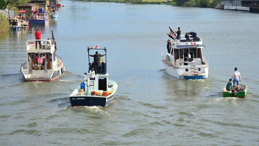 Sakarya Nehri'nde Beşiktaşlıların şampiyonluk turu 2
