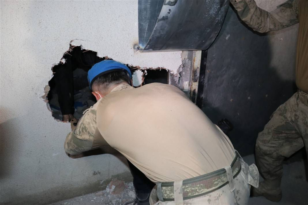 Polis böyle girdi! Hepsi gizli bölmeden çıktı... 2