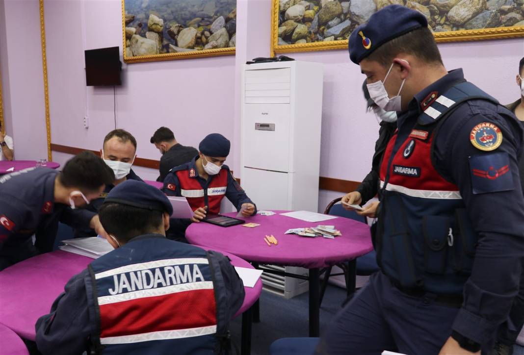 Polis böyle girdi! Hepsi gizli bölmeden çıktı... 6