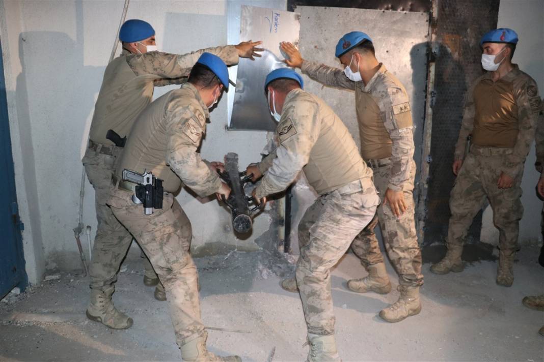 Polis böyle girdi! Hepsi gizli bölmeden çıktı... 9