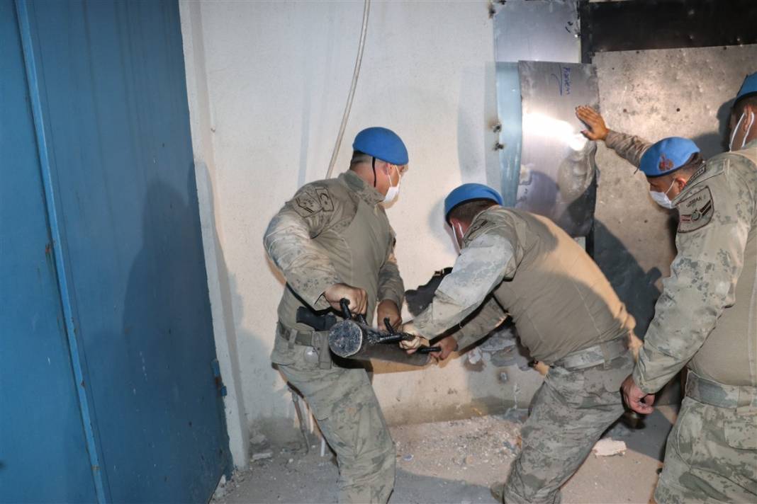 Polis böyle girdi! Hepsi gizli bölmeden çıktı... 10