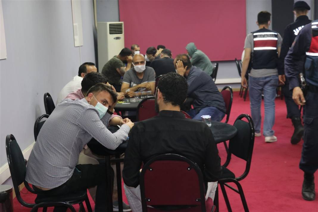 Polis böyle girdi! Hepsi gizli bölmeden çıktı... 12