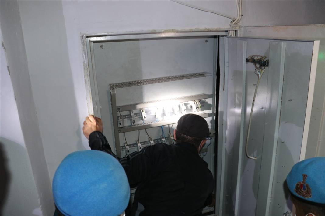 Polis böyle girdi! Hepsi gizli bölmeden çıktı... 15