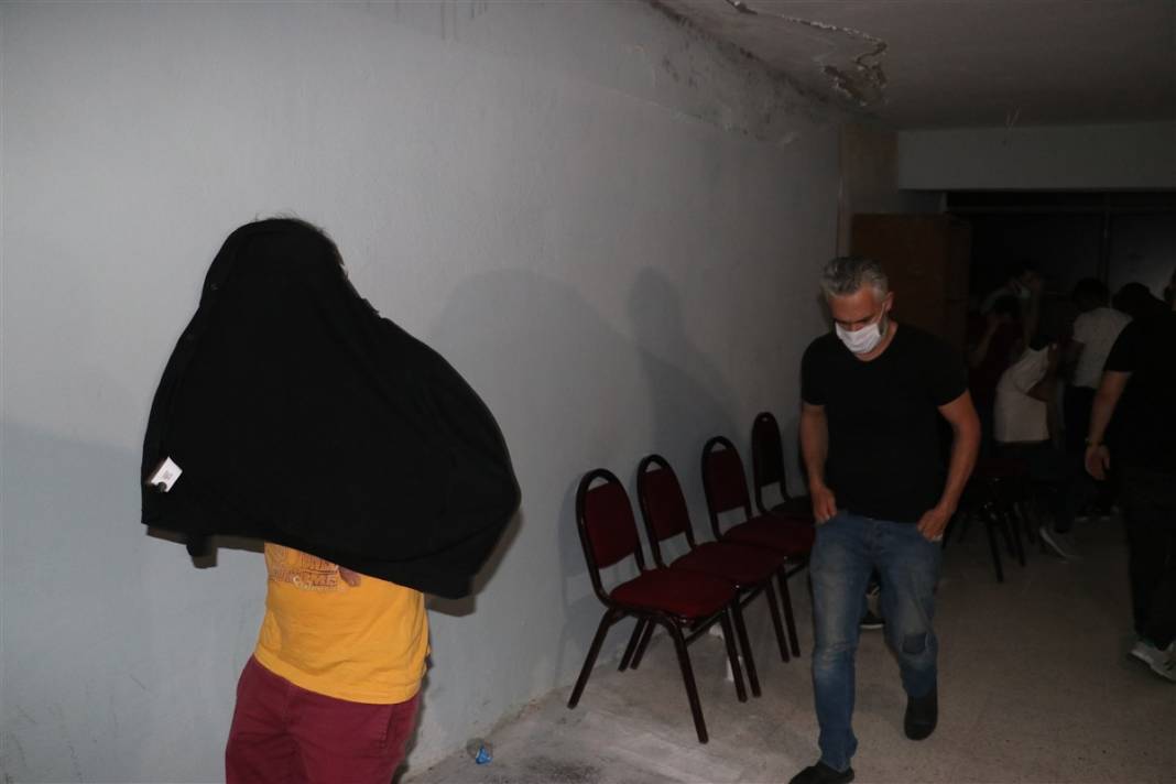 Polis böyle girdi! Hepsi gizli bölmeden çıktı... 16