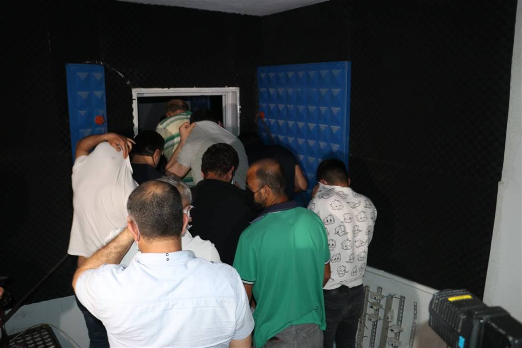 Polis böyle girdi! Hepsi gizli bölmeden çıktı... 17