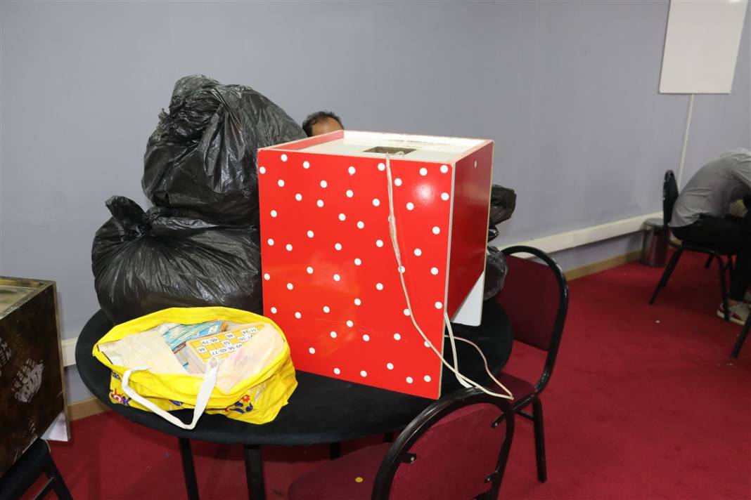 Polis böyle girdi! Hepsi gizli bölmeden çıktı... 19