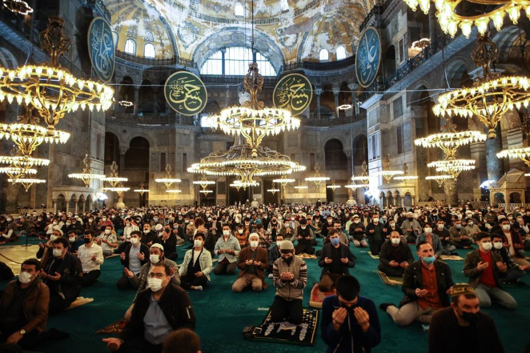 Ayasofya'da bayram namazı heyecanı: Diyanet İşleri Başkanı minbere yine kılıçla çıktı 3