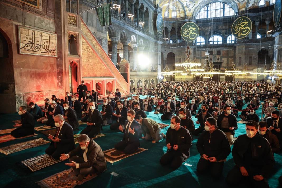 Ayasofya'da bayram namazı heyecanı: Diyanet İşleri Başkanı minbere yine kılıçla çıktı 4