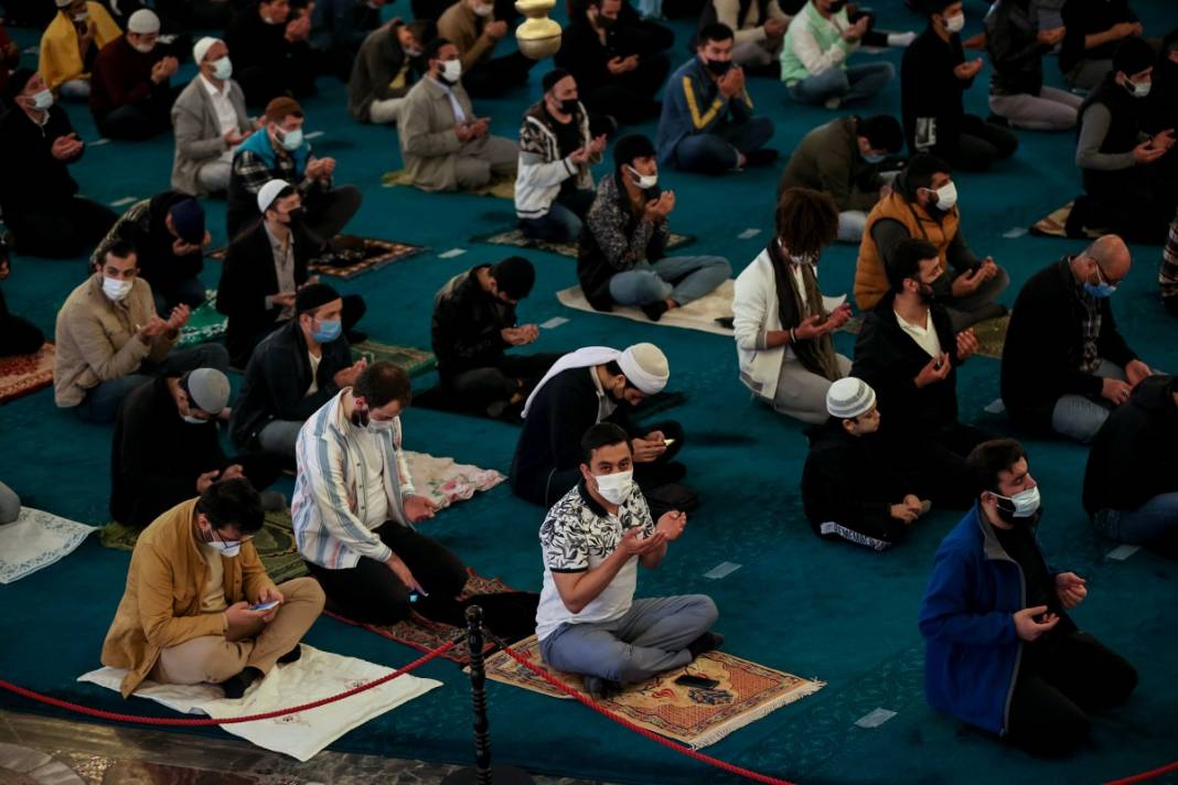 Ayasofya'da bayram namazı heyecanı: Diyanet İşleri Başkanı minbere yine kılıçla çıktı 6