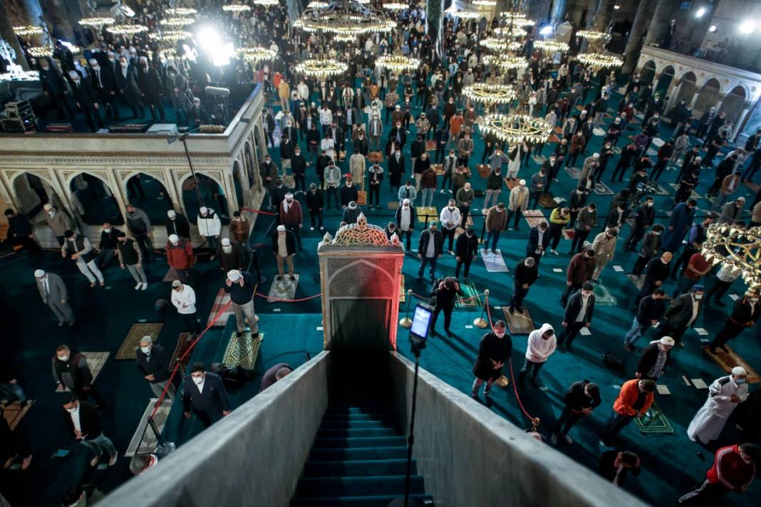 Ayasofya'da bayram namazı heyecanı: Diyanet İşleri Başkanı minbere yine kılıçla çıktı 11