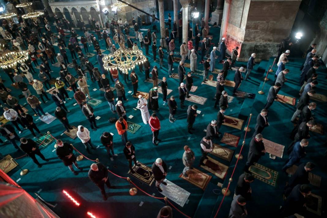 Ayasofya'da bayram namazı heyecanı: Diyanet İşleri Başkanı minbere yine kılıçla çıktı 13