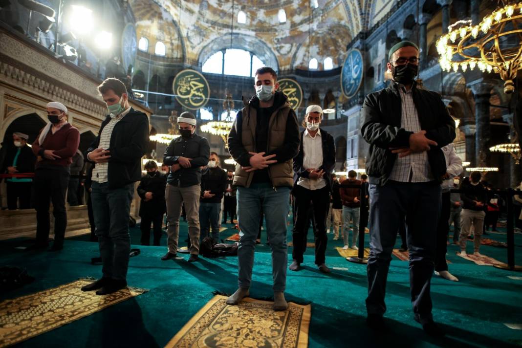 Ayasofya'da bayram namazı heyecanı: Diyanet İşleri Başkanı minbere yine kılıçla çıktı 15