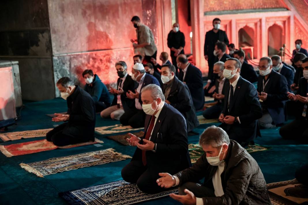 Ayasofya'da bayram namazı heyecanı: Diyanet İşleri Başkanı minbere yine kılıçla çıktı 16
