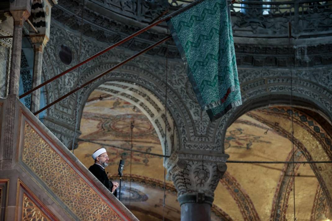 Ayasofya'da bayram namazı heyecanı: Diyanet İşleri Başkanı minbere yine kılıçla çıktı 21