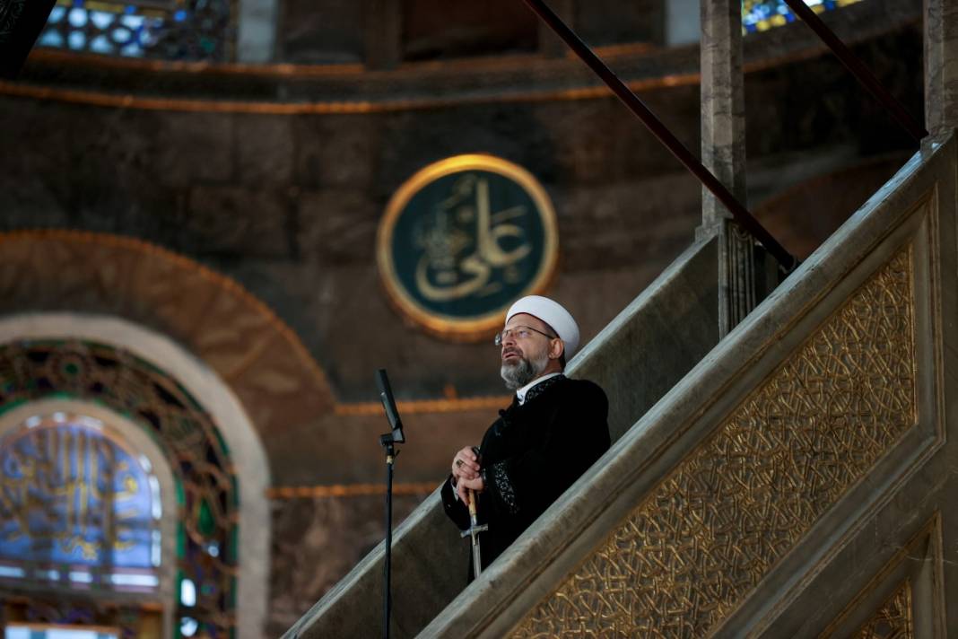 Ayasofya'da bayram namazı heyecanı: Diyanet İşleri Başkanı minbere yine kılıçla çıktı 23