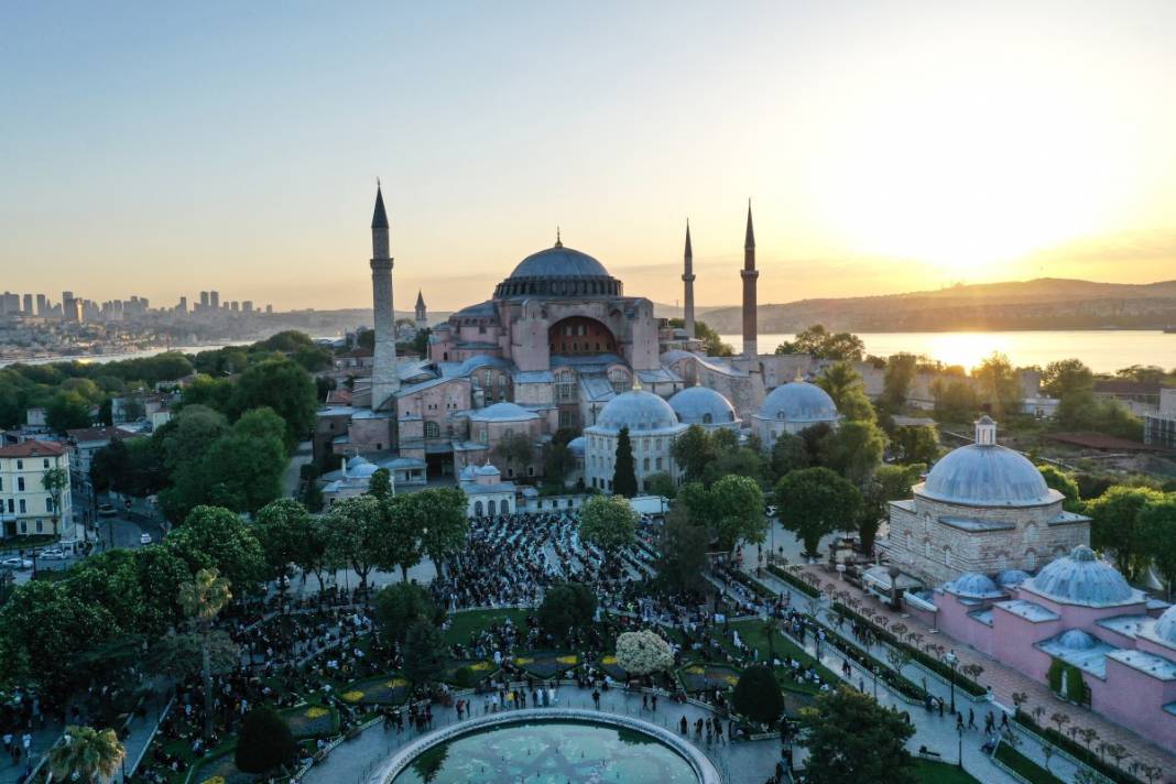 Ayasofya'da bayram namazı heyecanı: Diyanet İşleri Başkanı minbere yine kılıçla çıktı 24