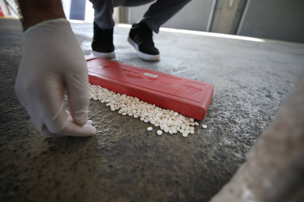 Son büyük baskında ele geçirildi: 'Bina taşı'ndan kilolarca hap çıktı 4