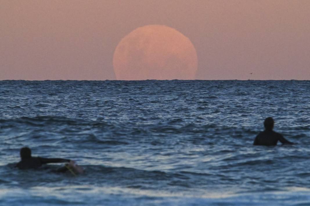 İşte nefes kesen görüntüler: Süper Ay 'çiçek açtı' 1