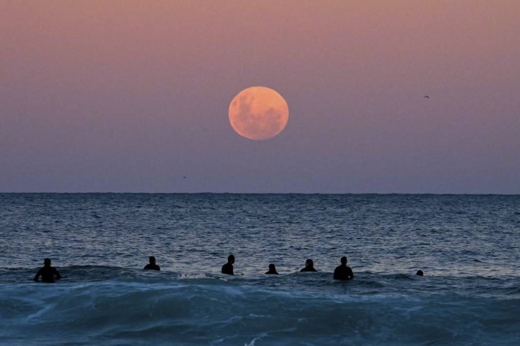 İşte nefes kesen görüntüler: Süper Ay 'çiçek açtı' 9