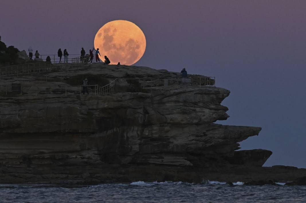 İşte nefes kesen görüntüler: Süper Ay 'çiçek açtı' 10