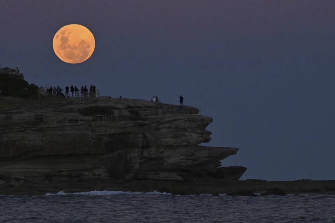 İşte nefes kesen görüntüler: Süper Ay 'çiçek açtı' 13